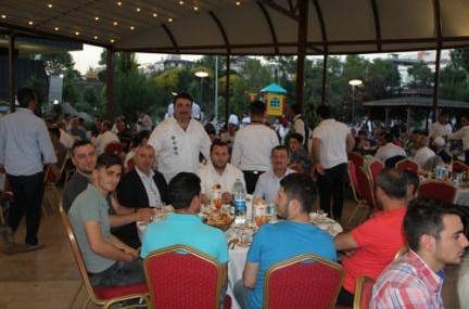 As-Nur iftar sofrası kurdu