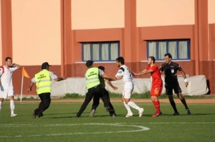 Kastamonuspor taraftarı hakeme saldırdı