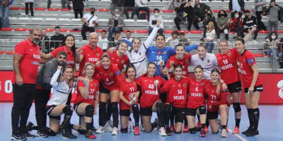 Birinciliğe Oynuyor