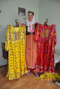 Bayramlık fistanlar dikiliyor