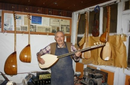 Çalamadığı sazın yapım ustası oldu