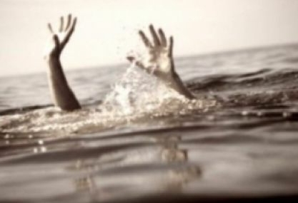 Denize düşen kadını polis kurtardı