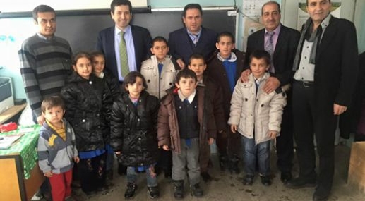 Köy okullarına mutluluk dağıttılar
