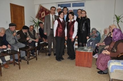 Huzurevinde aşure ikramı