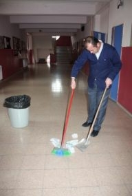 Hizmetliydi öğretmen oldu