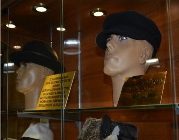 Özenle korunan 421 şapka