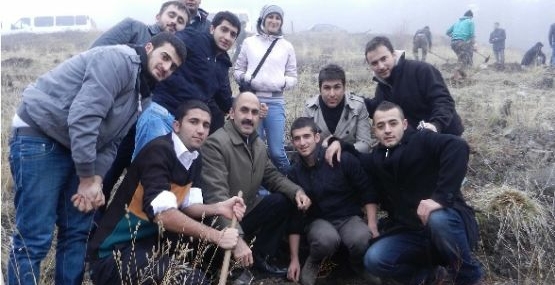 Tosya’da öğrenciler fidan dikti