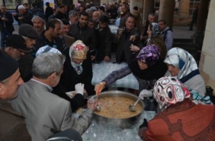 MHP Kadın Kolları’ndan 2 bin kişilik aşure
