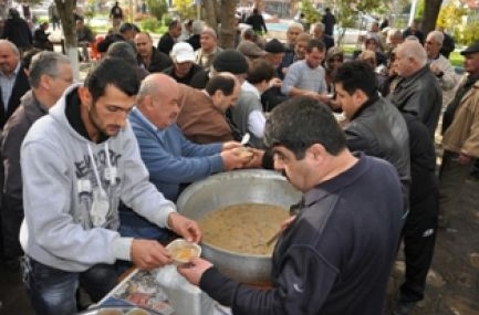 Abana’da aşure dağıtımı