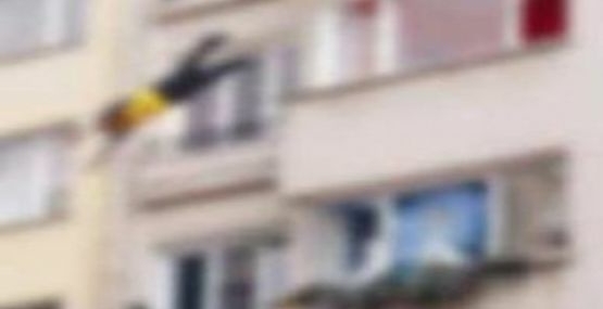 Balkondan düşen kadın hayatını kaybetti