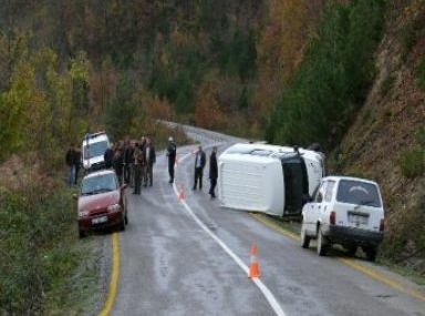 Öğrenci servisi kaza yaptı: 2 yaralı