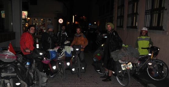 7 genç bisikletle dünya turunda