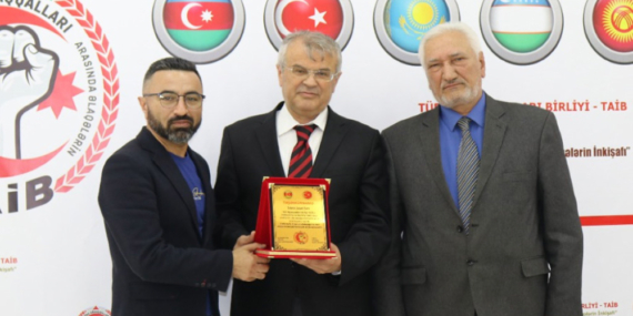 İzzet Sarı’ya Şükran Plaketi