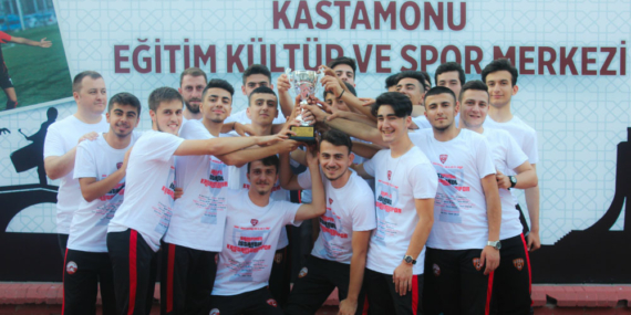 U19, şampiyonluk kupasını kaldırdı