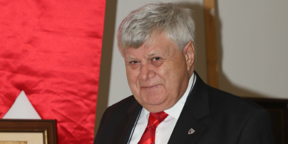 Doğum gününde emekli oldu