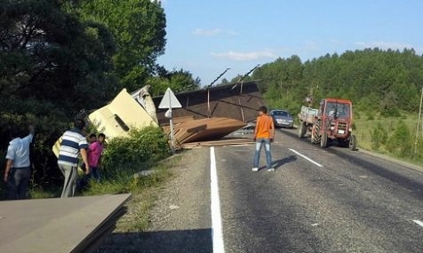 TIR kazası yol kapadı
