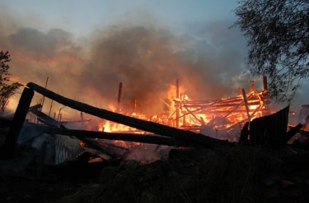 Çılgın damat köyü yaktı!