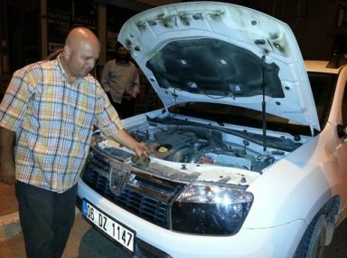 Yılanı eliyle çıkardı