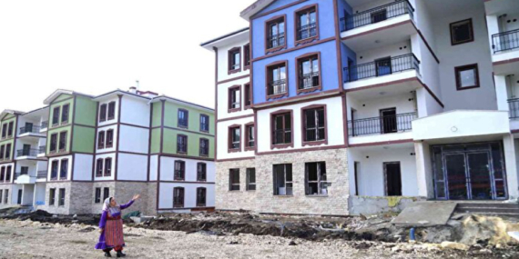 Evler Yöresel Kıyafetin Renklerine Boyandı