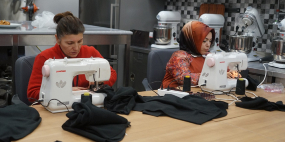 Afetzedeler İçin Mont Dikmeye Başladılar