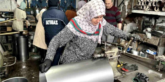 Ev Hanımları, Depremzedeler İçin Soba Üretiyor