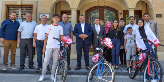 Başarılı Öğrencilere Bisiklet Hediye Etti