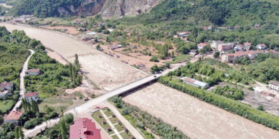 Sel Karayolunu Kapattı