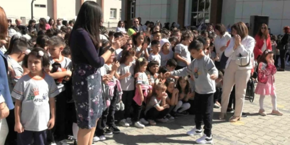 Okulun Açılışını Göbek Atarak Kutladı
