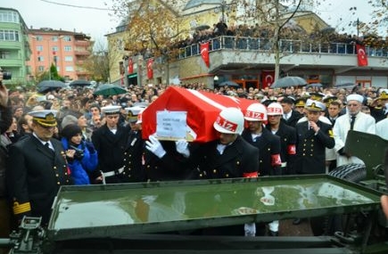 Şehidimizi binlerce kişi uğurladı