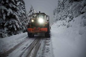 KASTAMONU'DA EKİPLERİN KÖY YOLLARINDAKİ ZORLU KARLA MÜCADELESİ BAŞLADI