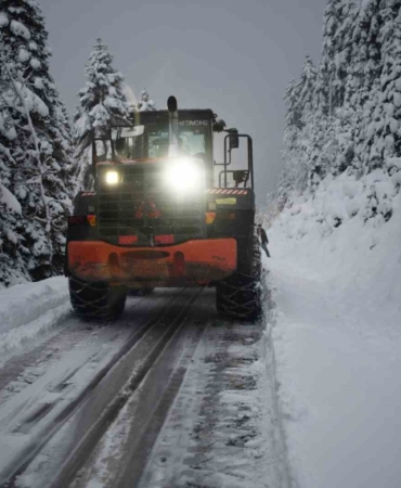 KASTAMONU'DA EKİPLERİN KÖY YOLLARINDAKİ ZORLU KARLA MÜCADELESİ BAŞLADI