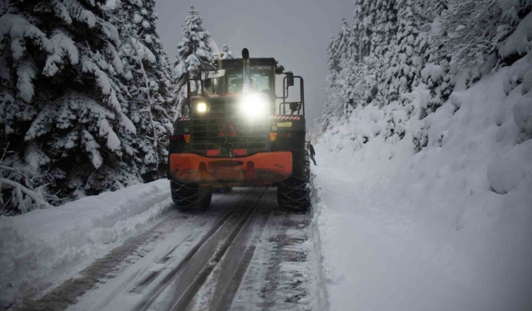 KASTAMONU'DA EKİPLERİN KÖY YOLLARINDAKİ ZORLU KARLA MÜCADELESİ BAŞLADI